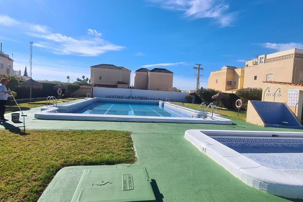 Bungalow Avec Piscine Torrevieja Esterno foto