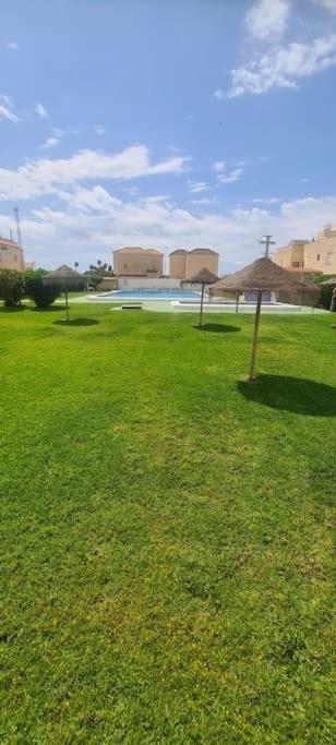 Bungalow Avec Piscine Torrevieja Esterno foto
