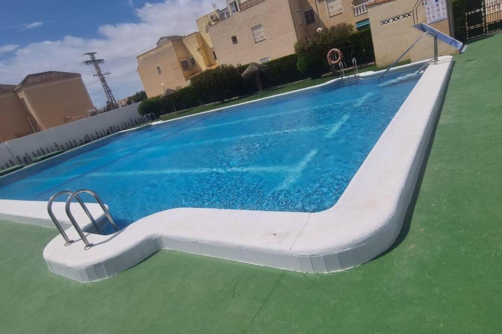 Bungalow Avec Piscine Torrevieja Esterno foto
